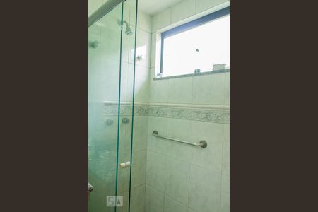 Casa de condomínio para alugar com 400m², 4 quartos e 4 vagas Casa de condomínio para alugar com 400m², 4 quartos e 4 vagasBanheiro da Suíte 1