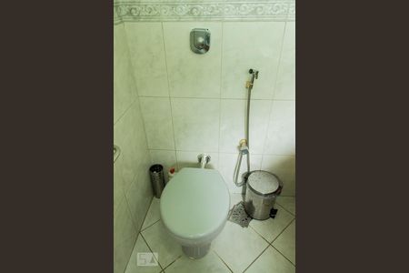 Casa de condomínio para alugar com 400m², 4 quartos e 4 vagas Casa de condomínio para alugar com 400m², 4 quartos e 4 vagasBanheiro da Suíte 1