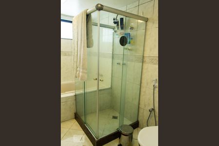 Casa de condomínio para alugar com 400m², 4 quartos e 4 vagas Casa de condomínio para alugar com 400m², 4 quartos e 4 vagasBanheiro da Suíte 2