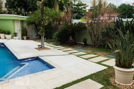 Casa de condomínio para alugar com 400m², 4 quartos e 4 vagas Casa de condomínio para alugar com 400m², 4 quartos e 4 vagasPiscina