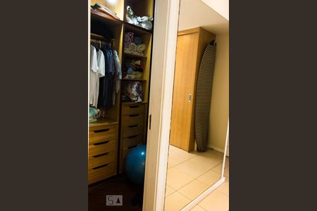 Casa de condomínio para alugar com 400m², 4 quartos e 4 vagas Casa de condomínio para alugar com 400m², 4 quartos e 4 vagasCloset da Suíte 2