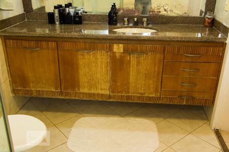 Casa de condomínio para alugar com 400m², 4 quartos e 4 vagas Casa de condomínio para alugar com 400m², 4 quartos e 4 vagasBanheiro da Suíte 2