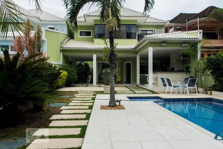 Casa de condomínio para alugar com 400m², 4 quartos e 4 vagas Casa de condomínio para alugar com 400m², 4 quartos e 4 vagasPiscina