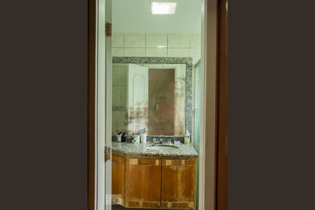 Casa de condomínio para alugar com 400m², 4 quartos e 4 vagas Casa de condomínio para alugar com 400m², 4 quartos e 4 vagasBanheiro da Suíte 1