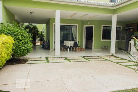 Casa de condomínio para alugar com 400m², 4 quartos e 4 vagas Casa de condomínio para alugar com 400m², 4 quartos e 4 vagasEntrada