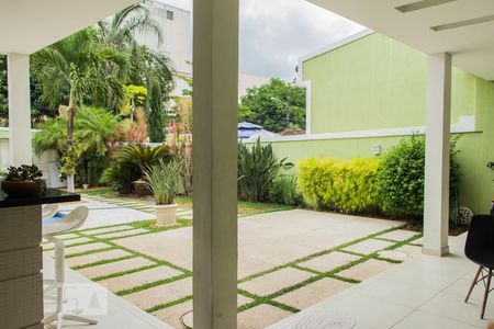 Casa de condomínio para alugar com 400m², 4 quartos e 4 vagas Casa de condomínio para alugar com 400m², 4 quartos e 4 vagasEntrada