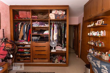 Casa à venda com 366m², 6 quartos e 5 vagasQuarto 4 - Armários