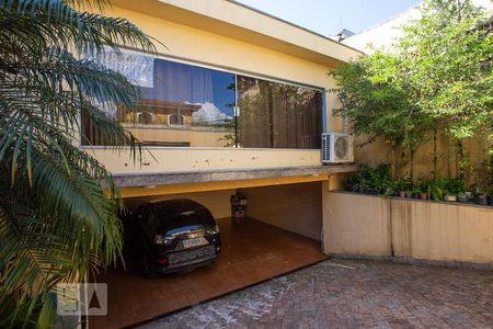 Casa à venda com 366m², 6 quartos e 5 vagasFachada