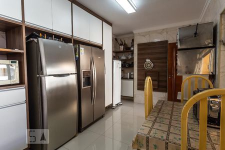 Casa à venda com 366m², 6 quartos e 5 vagasCozinha da casa 2