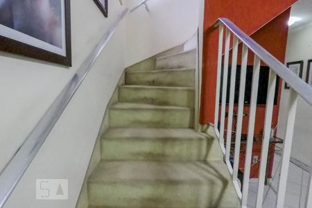 Casa à venda com 200m², 3 quartos e 2 vagasEscada