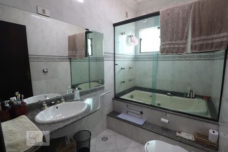 Casa à venda com 233m², 3 quartos e 5 vagasBanheiro da Suíte 2