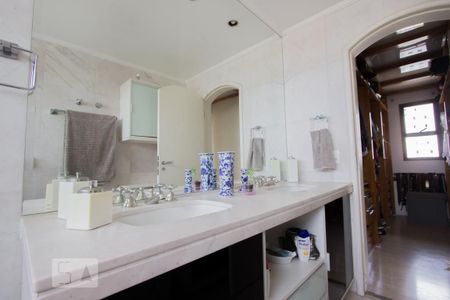 Apartamento à venda com 380m², 3 quartos e 4 vagas Apartamento à venda com 380m², 3 quartos e 4 vagasBanheiro suíte 2