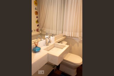 Apartamento à venda com 316m², 3 quartos e 4 vagas Apartamento à venda com 316m², 3 quartos e 4 vagasLavabo Inferior