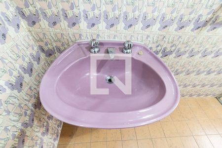 Casa à venda com 205m², 4 quartos e 2 vagas Casa à venda com 205m², 4 quartos e 2 vagasBanheiro