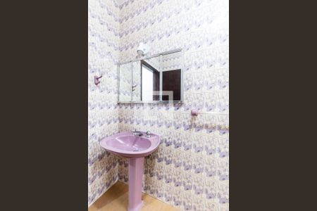 Casa à venda com 205m², 4 quartos e 2 vagas Casa à venda com 205m², 4 quartos e 2 vagasBanheiro