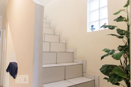 Casa à venda com 100m², 3 quartos e 1 vaga Casa à venda com 100m², 3 quartos e 1 vagaEscadas