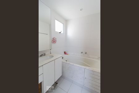 Apartamento à venda com 178m², 4 quartos e 3 vagas Apartamento à venda com 178m², 4 quartos e 3 vagasBanheiro da Suíte 1