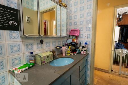 Casa à venda com 385m², 4 quartos e 5 vagas Casa à venda com 385m², 4 quartos e 5 vagasBanheiro