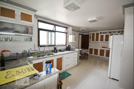 Apartamento à venda com 385m², 4 quartos e 5 vagas Apartamento à venda com 385m², 4 quartos e 5 vagasCozinha