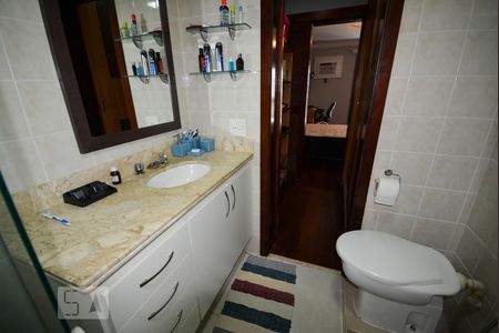 Apartamento à venda com 385m², 4 quartos e 5 vagas Apartamento à venda com 385m², 4 quartos e 5 vagasBanheiro Suíte 2