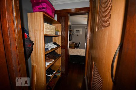 Apartamento à venda com 385m², 4 quartos e 5 vagas Apartamento à venda com 385m², 4 quartos e 5 vagasCloset