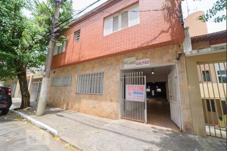 Casa à venda com 400m², 2 quartos e 2 vagas Casa à venda com 400m², 2 quartos e 2 vagasFachada