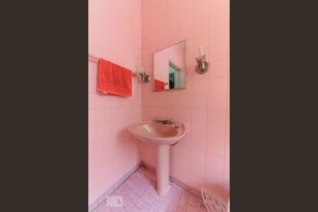 Casa à venda com 400m², 2 quartos e 2 vagas Casa à venda com 400m², 2 quartos e 2 vagasBanheiro