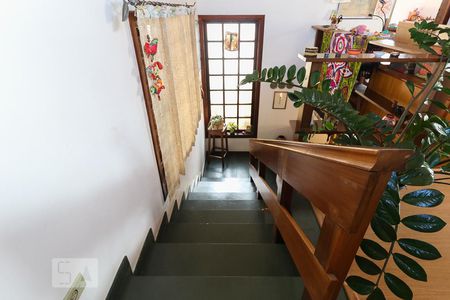 Casa à venda com 170m², 3 quartos e 2 vagas Casa à venda com 170m², 3 quartos e 2 vagasEscada