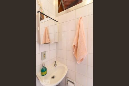 Casa à venda com 170m², 3 quartos e 2 vagas Casa à venda com 170m², 3 quartos e 2 vagasBanheiro de Serviço