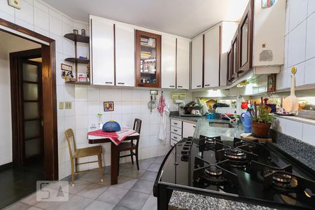 Casa à venda com 170m², 3 quartos e 2 vagas Casa à venda com 170m², 3 quartos e 2 vagasCozinha