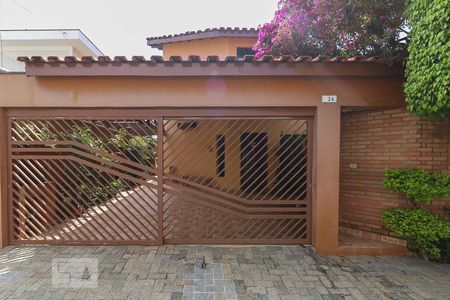 Casa à venda com 170m², 3 quartos e 2 vagas Casa à venda com 170m², 3 quartos e 2 vagasFachada