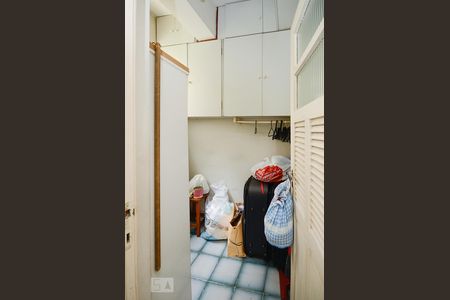 Apartamento à venda com 222m², 4 quartos e 2 vagas Apartamento à venda com 222m², 4 quartos e 2 vagasQuarto de Serviço 1