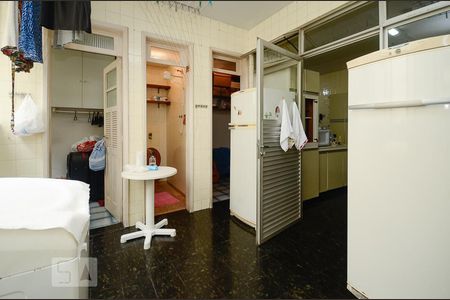 Apartamento à venda com 222m², 4 quartos e 2 vagas Apartamento à venda com 222m², 4 quartos e 2 vagasÁrea de Serviço