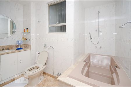 Apartamento à venda com 222m², 4 quartos e 2 vagas Apartamento à venda com 222m², 4 quartos e 2 vagasBanheiro da Suíte