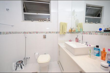 Apartamento à venda com 222m², 4 quartos e 2 vagas Apartamento à venda com 222m², 4 quartos e 2 vagasBanheiro Social