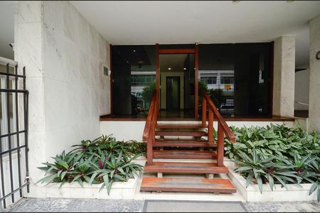 Apartamento à venda com 222m², 4 quartos e 2 vagas Apartamento à venda com 222m², 4 quartos e 2 vagasFachada e portaria