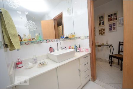 Apartamento à venda com 222m², 4 quartos e 2 vagas Apartamento à venda com 222m², 4 quartos e 2 vagasBanheiro Social