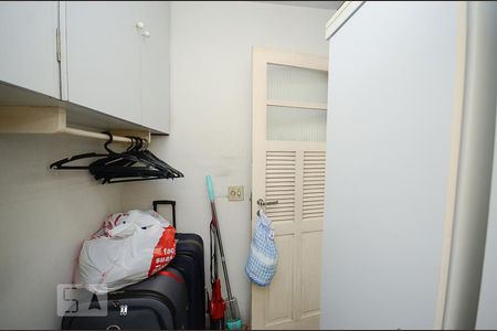 Apartamento à venda com 222m², 4 quartos e 2 vagas Apartamento à venda com 222m², 4 quartos e 2 vagasQuarto de Serviço 1