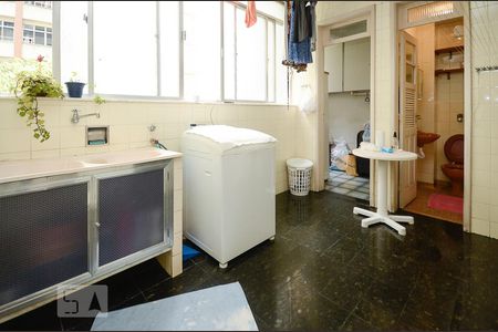 Apartamento à venda com 222m², 4 quartos e 2 vagas Apartamento à venda com 222m², 4 quartos e 2 vagasÁrea de Serviço