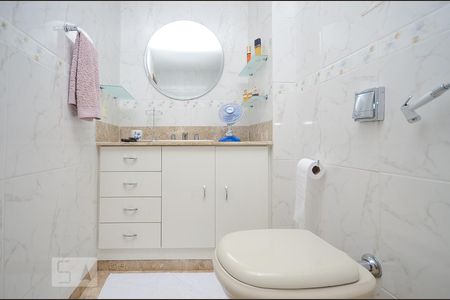 Apartamento à venda com 222m², 4 quartos e 2 vagas Apartamento à venda com 222m², 4 quartos e 2 vagasBanheiro da Suíte