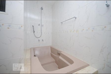 Apartamento à venda com 222m², 4 quartos e 2 vagas Apartamento à venda com 222m², 4 quartos e 2 vagasBanheiro da Suíte