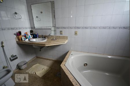 Apartamento à venda com 330m², 4 quartos e 4 vagas Apartamento à venda com 330m², 4 quartos e 4 vagasBanheiro da Suíte 1