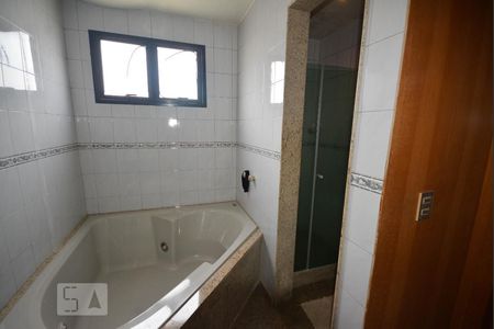 Apartamento à venda com 330m², 4 quartos e 4 vagas Apartamento à venda com 330m², 4 quartos e 4 vagasBanheiro da Suíte 1