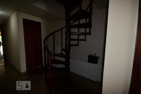 Apartamento à venda com 330m², 4 quartos e 4 vagas Apartamento à venda com 330m², 4 quartos e 4 vagasEscada Suíte 1