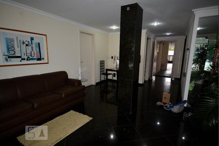 Apartamento à venda com 330m², 4 quartos e 4 vagas Apartamento à venda com 330m², 4 quartos e 4 vagasHall