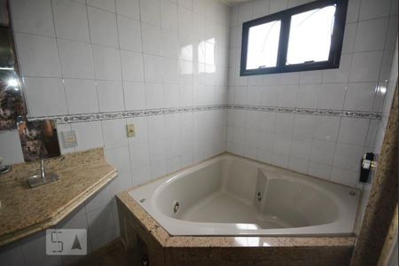 Apartamento à venda com 330m², 4 quartos e 4 vagas Apartamento à venda com 330m², 4 quartos e 4 vagasBanheiro da Suíte 1