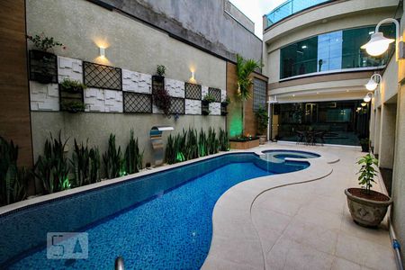 Casa à venda com 600m², 4 quartos e 5 vagasÁrea comum - Piscina
