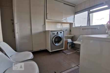 Apartamento à venda com 190m², 4 quartos e 3 vagas Apartamento à venda com 190m², 4 quartos e 3 vagasDetalhe da área de serviço