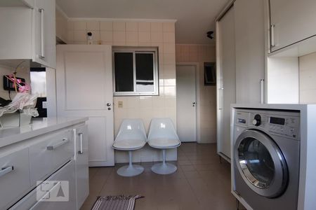Apartamento à venda com 190m², 4 quartos e 3 vagas Apartamento à venda com 190m², 4 quartos e 3 vagasDetalhe da área de serviço