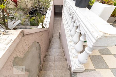 Casa à venda com 178m², 3 quartos e 2 vagas Casa à venda com 178m², 3 quartos e 2 vagasEscada